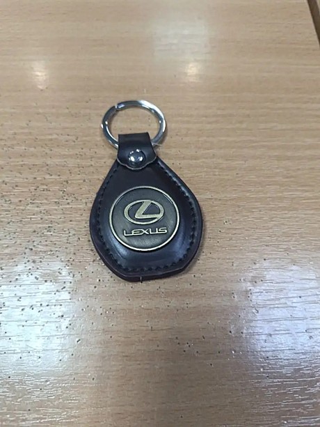 Брелок на подложке жетон lexus