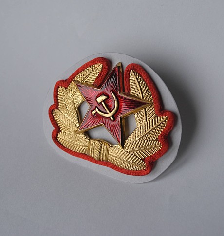 Кокарда с венком ссср солдатская в обрамл.шнура КРАСНОГО